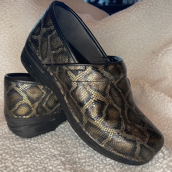 Dansko snakeskin print clogs Size 10 Clogs (41) - Picture 2 of 14